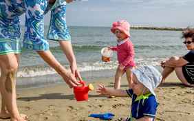 Der Strand eignet sich perfekt auch für Familien mit Kleinkindern - Foto: Bethel Fath